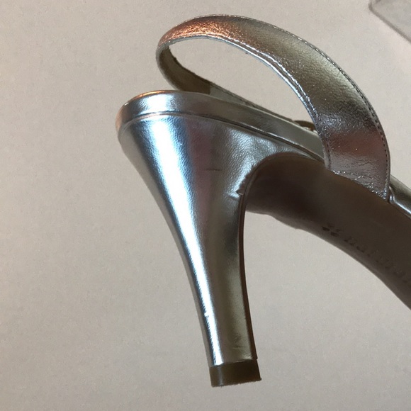 Naturalized-Emery silver- heels-7 1/2W - Picture 5 of 9